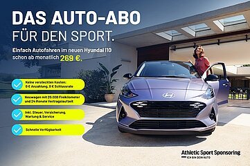 Die Werbegrafik zeigt ein Auto-Abonnement-Angebot für sportlich Aktive. Im Mittelpunkt steht ein neuer, silberfarbener Hyundai i10, der in einer modernen Einfahrt vor einem Wohnhaus geparkt ist. Eine Person steht neben dem Auto und hält die Fahrertür offen – sie ist bereit einzusteigen oder gerade ausgestiegen. Die Person ist neutral dargestellt, ohne erkennbare Merkmale zu Geschlecht oder Alter.  Im oberen Bereich der Grafik steht in großen, weißen Buchstaben auf rotem Hintergrund: „DAS AUTO-ABO FÜR DEN SPORT.“  Darunter folgt der Haupttext in Weiß auf dunklem Hintergrund.