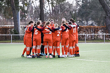 Ein Team in roten Trikots steht im Kreis auf dem Spielfeld und legt die Arme umeinander. Foto: Sandra Ritschel