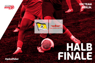 Grafik zum Pokal‑Halbfinale: Fußballspielszene mit Ball am Fuß, Vereinslogos von zwei Berliner Teams, Schriftzug „HALB FINALE“ und Slogan „Ein Team. Berlin.“