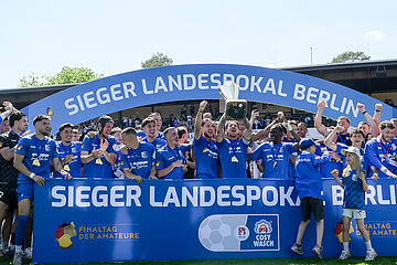 Ein Team in blauen Trikots jubelt hinter dem Banner „Sieger Landespokal Berlin“ und hält gemeinsam einen Pokal in die Höhe. Foto: Sandra Ritschel