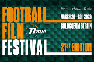 Grafisches Festivalposter mit großem „Football Film Festival“-Titel, Datumsangaben und Ort „Colosseum Berlin“ auf grünem Musterhintergrund. Foto: 11mm