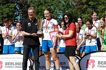 Im dritten und letzten Spiel des Tages trafen die B-Juniorinnen von Hertha BSC und Viktoria Berlin aufeinander. Das Spielgeschehen ereignete sich vorrangig, bis auf einige wenige Ausnahmen in der Hälfte von Viktoria Berlin. Während das Team von Hertha BSC mit offensivem Drang versuchte den Treffer zu erzielen, verteidigte Viktoria Berlin hinten bis zur Halbzeitpause alles weg. Nach 40. Minuten endete die erste Hälfte ohne Tore. Hertha BSC startete auch in der zweiten Hälfte offensiv. In der 48. Minute fiel schließlich das Tor zum 1:0 durch Herthas Chapman, nachdem Viktoria einen zuvor durchgeführten Eckball nicht richtig klären konnten. Nur drei Minuten später legte Aseko Nkili durch einen fachen Ball ins lange Eck nach und erhöhte auf 2:0. In der 56. Minute kam es dann im Rahmen eines Freistoßes für Hertha BSC im Strafraum von Viktoria Berlin nochmal zu leichten Rangeleien, die mit Gelben Karten geahndet wurden. Viktoria Berlin versuchte sich nochmal nach vorne zu kämpfen und zwang Herthas Torhüterin Rademacher in der 68. Minute zu einer Rettungsaktion außerhalb des Straufraums. Beide Teams kämpften bis zum Schluss und wurden lautstark von den Rängen unterstützt. Am Ende des Tages konnten die B-Juniorinnen von Hertha BSC den Pokal feiernd entgegennehmen. 