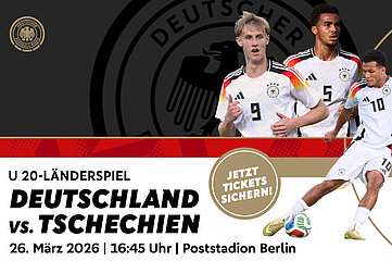 Das Bild zeigt ein Werbemotiv für ein U‑20‑Länderspiel zwischen Deutschland und Tschechien. Im oberen Bereich sind drei Fußballspielende in weißen Trikots mit schwarzen Hosen und farbigen Streifen an den Schultern zu sehen. Auf den Trikots befindet sich das Verbandslogo sowie jeweils eine Trikotnummer. Die Personen sind in aktiven Fußballposen dargestellt – eine Person läuft, eine hält beide Hände vor dem Körper, und eine ist in einer Schussbewegung mit einem Ball am Fuß. Der Hintergrund zeigt ein großes, dunkles Wappen mit einem Adler. Links oben befindet sich ein rundes Logo des deutschen Fußballverbands. Im unteren Teil des Bildes steht in großen schwarzen Buchstaben: „DEUTSCHLAND vs. TSCHECHIEN“ Darüber steht kleiner: „U 20‑Länderspiel“ Unterhalb der Hauptzeile folgen Datum, Uhrzeit und Ort: „26. März 2026 | 16:45 Uhr | Poststadion Berlin“ Rechts neben dem Text befindet sich ein runder, beigefarbener Button mit weißer Schrift: „Jetzt Tickets sichern!“ Im rechten unteren Bereich ist zusätzlich eine dynamische Fußballszene abgebildet, bei der eine Person in weißem Trikot den Ball spielt.