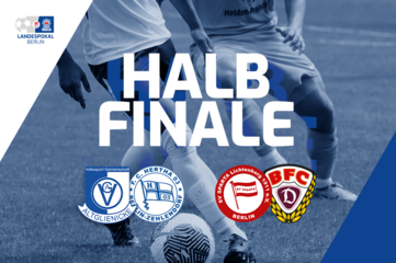 Dynamisches Werbeplakat zum COSY-WASCH Landespokal-Halbfinale mit blauem und weißem Farbverlaufshintergrund. Im Zentrum steht fett „HALBFINALE“ in Weiß. Darunter die Logos: links oben VSG Altglienicke (blau-weiß), daneben FC Hertha 03 Zehlendorf (blau-weiß mit Krone); rechts unten SV Sparta Lichtenberg 1911 (rot-weiß) und BFC Dynamo (schwarz-weiß-rot). Rechts im Bild zwei spielende Fußballer in weißen Trikots, links unten ein Fußball. Oben links das BFV-Logo (blau-weiß), oben rechts „LANDESPOKAL“.