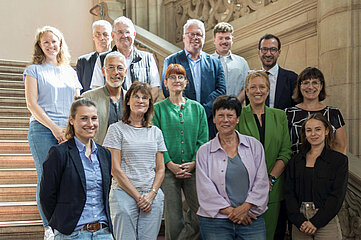 Gruppenfoto auf einer Treppe in einem historischen Gebäude; mehrere Personen stehen versetzt und blicken in die Kamera. Foto: Gsta Berlin