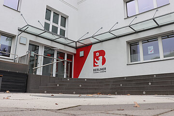 Eingangsbereich eines Gebäudes mit Treppenstufen und Glasdach; an der Wand ist das Logo des Berliner Fußball-Verbands sichtbar. Foto: BFV
