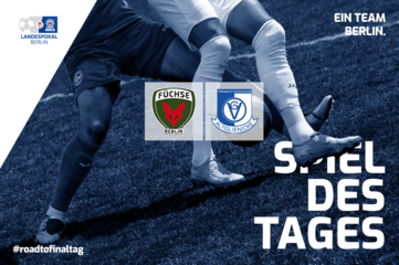 Das Visual zeigt eine Ankündigung für ein Sportereignis, konkret das Viertelfinale eines Wettbewerbs. Im Mittelpunkt steht der große Schriftzug „Spiel des Tages – Viertelfinale“. Darunter sind die beiden gegeneinander antretenden Teams dargestellt: links die Füchse und rechts die VSG. Zwischen den Teamnamen befindet sich ein auffälliges „vs“, das den Wettkampf verdeutlicht. Der Hintergrund ist in dunklen Farbtönen gehalten, während die Schrift in Weiß und Rot gestaltet ist, sodass ein hoher Kontrast entsteht und die Informationen gut lesbar sind. Die Logos der beiden Teams sind ebenfalls sichtbar: links ein Fuchs-Symbol für die Füchse und rechts ein geometrisch gestaltetes Logo für die VSG.