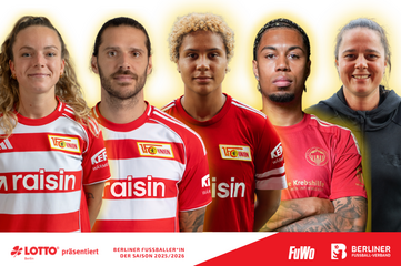 Banner mit fünf Menschen, die von der Brust aufwärts nebeneinander vor einem hellen Hintergrund dargestellt sind. Vier Personen tragen rote Fußballtrikots mit weißen Details, eine Person rechts im Bild trägt einen dunklen Kapuzenpullover. Die Personen blicken in Richtung Kamera. Die Trikots zeigen unter anderem das Logo des 1. FC Union Berlin sowie den Schriftzug „raisin“. Auf einem Trikot ist zusätzlich ein Logo der Deutschen Krebshilfe zu sehen.  Die Bildgestaltung setzt die fünf Personen gleichwertig in Szene. Um die Personen verläuft ein dezenter gelblicher Leuchteffekt, der sie vom Hintergrund abhebt. Die dominierenden Farben sind Rot, Weiß und Gelb.  Im unteren Bereich befindet sich ein grafischer Balken mit mehreren Logos und Texten. Links steht „LOTTO Berlin präsentiert“. In der Mitte ist der Titel „Berliner Fußballer*in der Saison 2025/2026“ zu lesen. Rechts befinden sich die Logos von „FuWo“ und dem Berliner Fußball-Verband.
