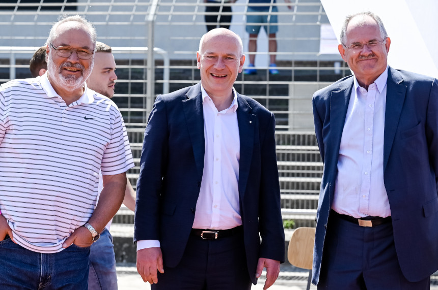 Joachim Gaertner, Berlins Regierender Bürgermeister Kai Wegner und BFV-Präsident Bernd Schultz beim COSY-WASCH Landespokalfinale der 1. Herren (v. l. n. r.). Foto: Sandra Ritschel
