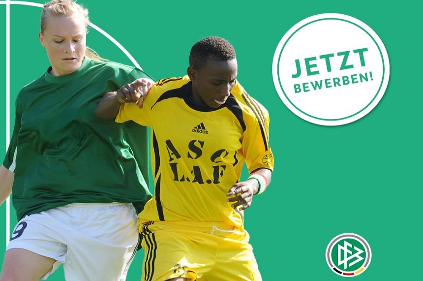 Das Bild zeigt zwei Fußballspieler in Aktion auf einem Spielfeld. Links im Bild befindet sich ein Spieler mit einem grünen Trikot und weißen Shorts. Auf seiner Hose ist die Nummer 9 zu sehen. Rechts steht ein weiterer Spieler mit einem gelben Trikot, das schwarze Streifen und die Aufschrift „A.S.C L.A.F“ trägt. Auch seine Shorts sind gelb. Beide Spieler sind in Bewegung und kämpfen um den Ball. Im Hintergrund ist ein grüner Bereich zu sehen, auf dem in einem weißen Kreis der Text „JETZT BEWERBEN!“ steht – vermutlich ein Aufruf zur Teilnahme oder Bewerbung. Unten rechts im Bild befindet sich das Logo des Deutschen Fußball-Bundes (DFB).