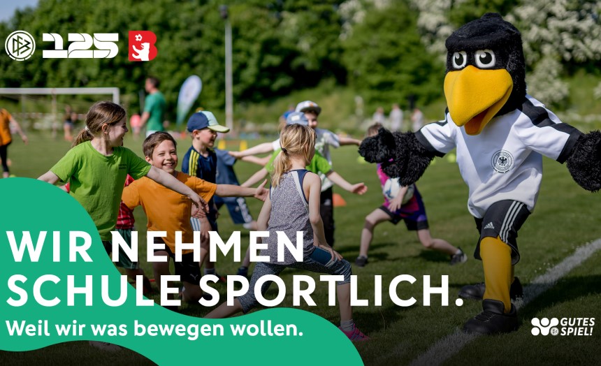 Kinder spielen auf einem Sportplatz mit einem Maskottchen. Text: „WIR NEHMEN SCHULE SPORTLICH. Weil wir was bewegen wollen.“ Foto: DFB