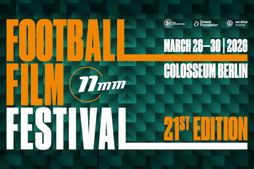 Grafisches Festivalposter mit großem „Football Film Festival“-Titel, Datumsangaben und Ort „Colosseum Berlin“ auf grünem Musterhintergrund. Foto: 11mm