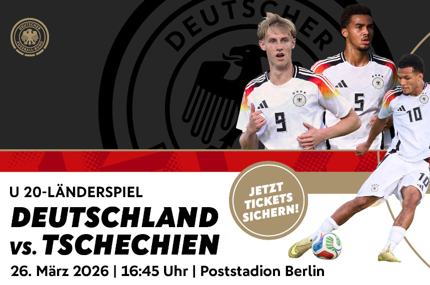 Das Bild zeigt ein Werbemotiv für ein U‑20‑Länderspiel zwischen Deutschland und Tschechien. Im oberen Bereich sind drei Fußballspielende in weißen Trikots mit schwarzen Hosen und farbigen Streifen an den Schultern zu sehen. Auf den Trikots befindet sich das Verbandslogo sowie jeweils eine Trikotnummer. Die Personen sind in aktiven Fußballposen dargestellt – eine Person läuft, eine hält beide Hände vor dem Körper, und eine ist in einer Schussbewegung mit einem Ball am Fuß. Der Hintergrund zeigt ein großes, dunkles Wappen mit einem Adler. Links oben befindet sich ein rundes Logo des deutschen Fußballverbands. Im unteren Teil des Bildes steht in großen schwarzen Buchstaben: „DEUTSCHLAND vs. TSCHECHIEN“ Darüber steht kleiner: „U 20‑Länderspiel“ Unterhalb der Hauptzeile folgen Datum, Uhrzeit und Ort: „26. März 2026 | 16:45 Uhr | Poststadion Berlin“ Rechts neben dem Text befindet sich ein runder, beigefarbener Button mit weißer Schrift: „Jetzt Tickets sichern!“ Im rechten unteren Bereich ist zusätzlich eine dynamische Fußballszene abgebildet, bei der eine Person in weißem Trikot den Ball spielt.