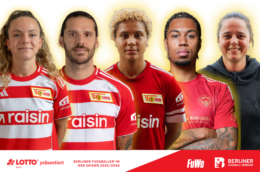 Banner mit fünf Menschen, die von der Brust aufwärts nebeneinander vor einem hellen Hintergrund dargestellt sind. Vier Personen tragen rote Fußballtrikots mit weißen Details, eine Person rechts im Bild trägt einen dunklen Kapuzenpullover. Die Personen blicken in Richtung Kamera. Die Trikots zeigen unter anderem das Logo des 1. FC Union Berlin sowie den Schriftzug „raisin“. Auf einem Trikot ist zusätzlich ein Logo der Deutschen Krebshilfe zu sehen.  Die Bildgestaltung setzt die fünf Personen gleichwertig in Szene. Um die Personen verläuft ein dezenter gelblicher Leuchteffekt, der sie vom Hintergrund abhebt. Die dominierenden Farben sind Rot, Weiß und Gelb.  Im unteren Bereich befindet sich ein grafischer Balken mit mehreren Logos und Texten. Links steht „LOTTO Berlin präsentiert“. In der Mitte ist der Titel „Berliner Fußballer*in der Saison 2025/2026“ zu lesen. Rechts befinden sich die Logos von „FuWo“ und dem Berliner Fußball-Verband.