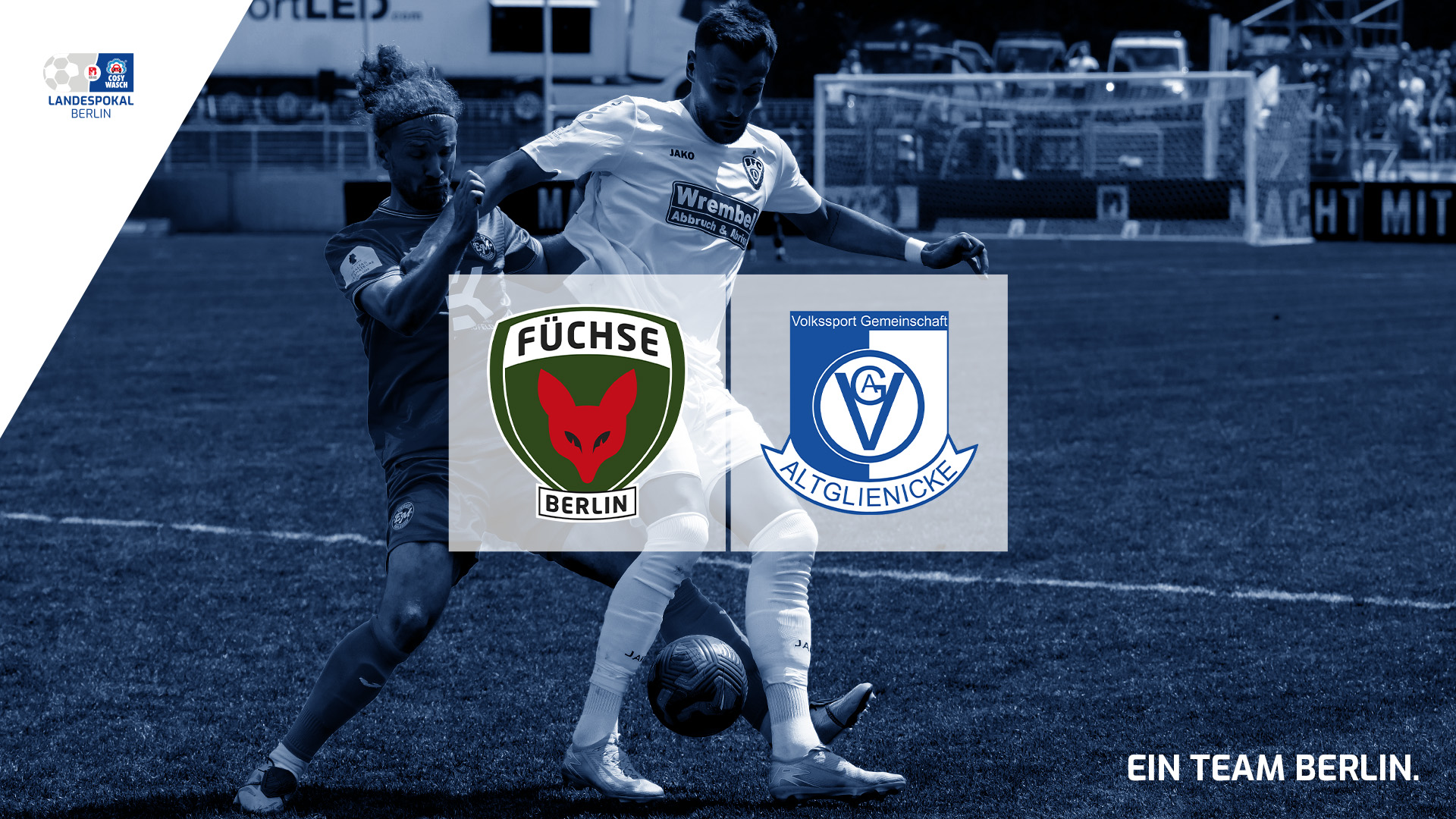 Die Grafik zeigt eine Fußballszene in blauer Farbtonung. Im Vordergrund kämpfen zwei Spieler um den Ball, einer steht leicht seitlich, während der andere den Ball mit dem Fuß kontrolliert. Im Hintergrund ist ein Fußballtor mit Netz sowie eine Tribüne mit Zuschauern zu erkennen. Über den Spielern sind zwei Vereinslogos platziert: links das Logo der Füchse Berlin, ein grünes Wappen mit einem roten Fuchskopf und dem Schriftzug „Berlin“, rechts das Logo der VSG Altglienicke, ein blau-weißes Emblem mit den Buchstaben „VSG“ und dem Schriftzug „Volksport Gemeinschaft Altglienicke“. Oben links befindet sich das Logo des Landesverband Berlin mit einem kleinen Fußballsymbol. Unten rechts steht in weißer Schrift der Satz „Ein Team Berlin“. Die gesamte Darstellung wirkt wie eine offizielle Ankündigung oder ein Highlight-Bild für ein Fußballspiel.
