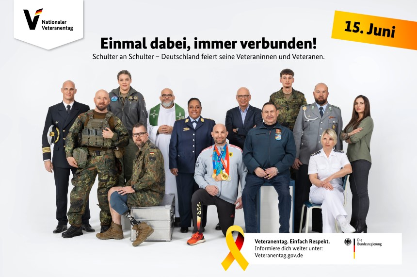 Eine Gruppe in Uniformen und Zivilkleidung posiert gemeinsam. Im Bild steht: „Einmal dabei, immer verbunden! 15. Juni.“ Foto: Veteranentag