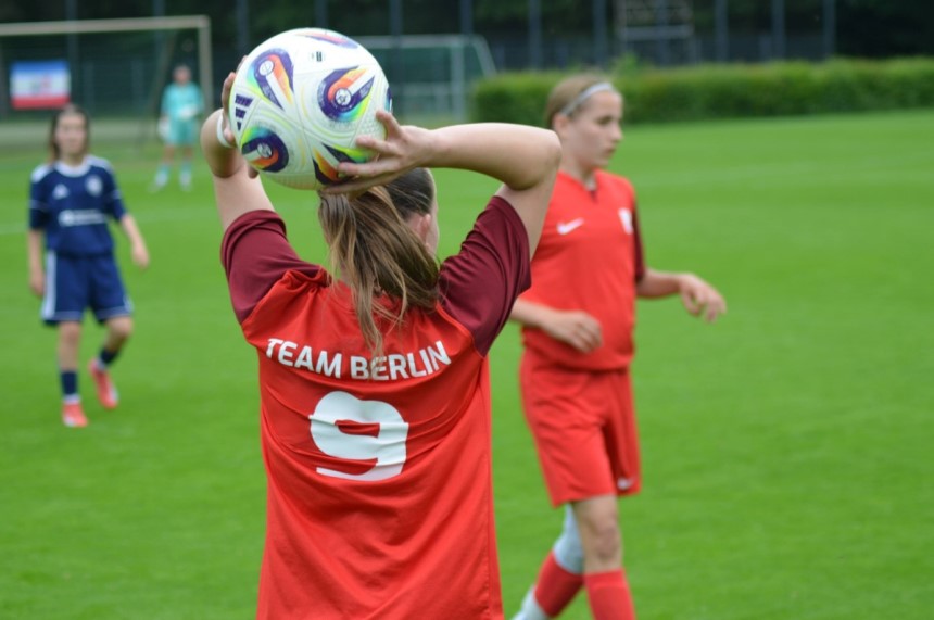 Eine Fußballspielerin von „Team Berlin“ mit der Nummer 9 wirft den Ball ein, im Hintergrund sind weitere Spielerinnen zu sehen. Foto: BFV