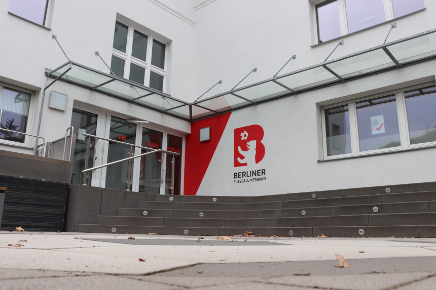 Eingangsbereich eines Gebäudes mit Treppenstufen und Glasdach; an der Wand ist das Logo des Berliner Fußball-Verbands sichtbar. Foto: BFV