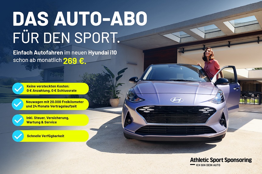 Die Werbegrafik zeigt ein Auto-Abonnement-Angebot für sportlich Aktive. Im Mittelpunkt steht ein neuer, silberfarbener Hyundai i10, der in einer modernen Einfahrt vor einem Wohnhaus geparkt ist. Eine Person steht neben dem Auto und hält die Fahrertür offen – sie ist bereit einzusteigen oder gerade ausgestiegen. Die Person ist neutral dargestellt, ohne erkennbare Merkmale zu Geschlecht oder Alter.  Im oberen Bereich der Grafik steht in großen, weißen Buchstaben auf rotem Hintergrund: „DAS AUTO-ABO FÜR DEN SPORT.“  Darunter folgt der Haupttext in Weiß auf dunklem Hintergrund.