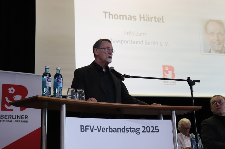 Person stands at the lectern with microphone, in front of it sign "BFV-Verbandstag 2025", in the background screen with name and logo. Photo: BFV