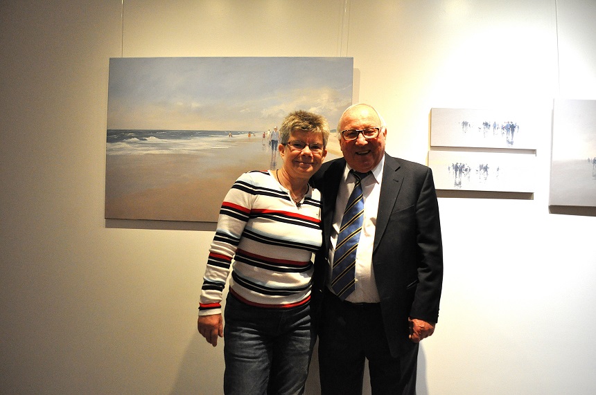 Das Bild zeigt Kathrin Nicklas mit Fußball-Legende Uwe Seeler in Hamburg.