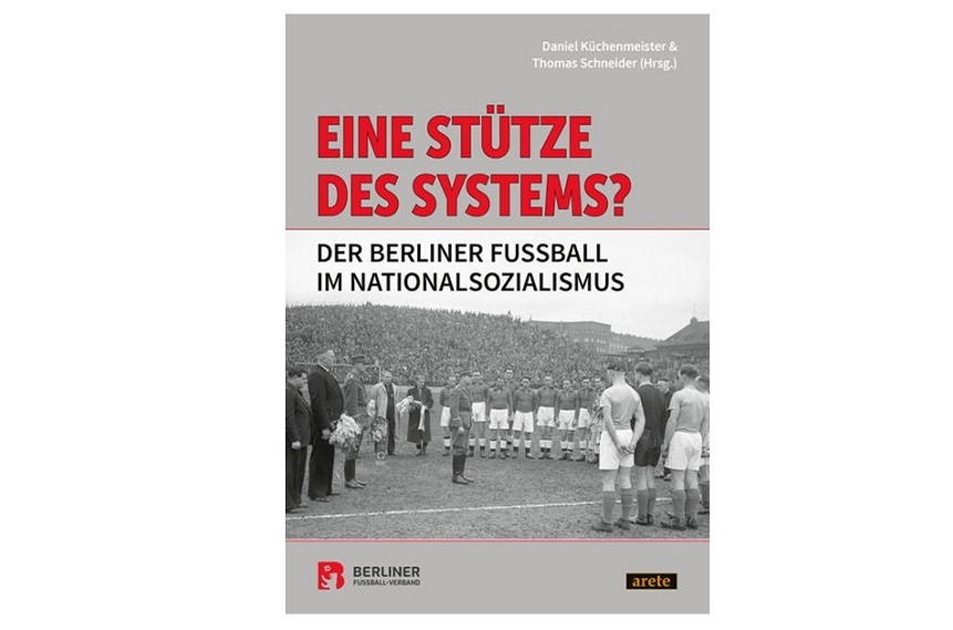 Buchcover mit dem Titel „Eine Stütze des Systems? Der Berliner Fußball im Nationalsozialismus“. Unter dem Titel ein historisches Schwarz-Weiß-Foto zweier Fußballteams, die sich vor einem großen Publikum gegenüberstehen. Logos des Berliner Fußball-Verbands und des Verlags am unteren Rand.