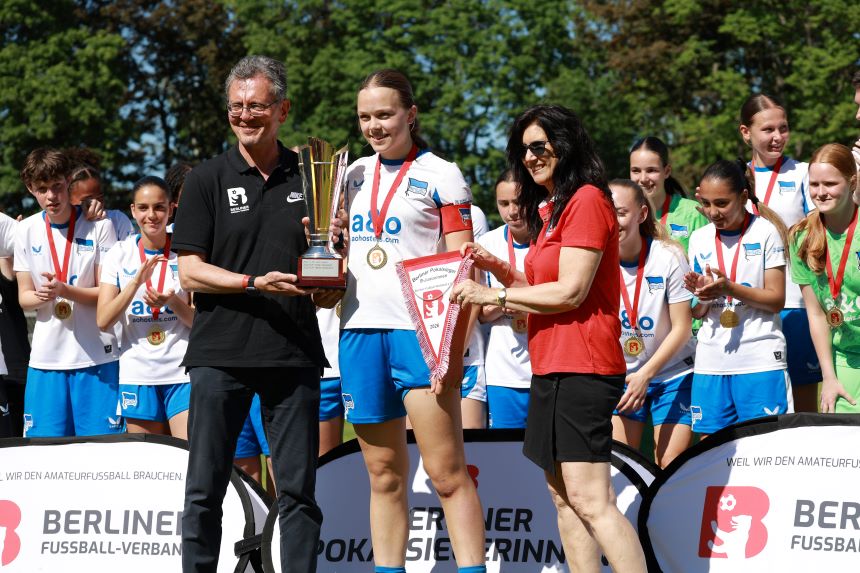 Im dritten und letzten Spiel des Tages trafen die B-Juniorinnen von Hertha BSC und Viktoria Berlin aufeinander. Das Spielgeschehen ereignete sich vorrangig, bis auf einige wenige Ausnahmen in der Hälfte von Viktoria Berlin. Während das Team von Hertha BSC mit offensivem Drang versuchte den Treffer zu erzielen, verteidigte Viktoria Berlin hinten bis zur Halbzeitpause alles weg. Nach 40. Minuten endete die erste Hälfte ohne Tore. Hertha BSC startete auch in der zweiten Hälfte offensiv. In der 48. Minute fiel schließlich das Tor zum 1:0 durch Herthas Chapman, nachdem Viktoria einen zuvor durchgeführten Eckball nicht richtig klären konnten. Nur drei Minuten später legte Aseko Nkili durch einen fachen Ball ins lange Eck nach und erhöhte auf 2:0. In der 56. Minute kam es dann im Rahmen eines Freistoßes für Hertha BSC im Strafraum von Viktoria Berlin nochmal zu leichten Rangeleien, die mit Gelben Karten geahndet wurden. Viktoria Berlin versuchte sich nochmal nach vorne zu kämpfen und zwang Herthas Torhüterin Rademacher in der 68. Minute zu einer Rettungsaktion außerhalb des Straufraums. Beide Teams kämpften bis zum Schluss und wurden lautstark von den Rängen unterstützt. Am Ende des Tages konnten die B-Juniorinnen von Hertha BSC den Pokal feiernd entgegennehmen. 
